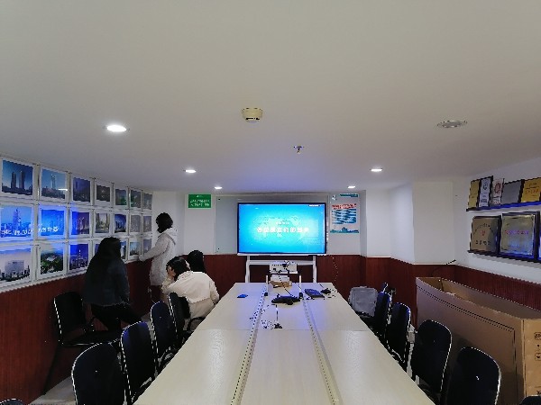 成都中高物業管理有限公司使用MAXHUB時尚版提升企業形象